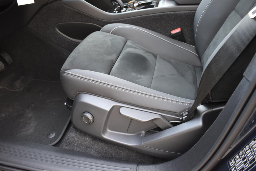 Volvo EX40 252PK Single Motor Extended Range 82 kWh Plus / Lounge Pakket / Extra getint glas / 360 Camera / 20'' velgen / Panoramadak / Zwart dak