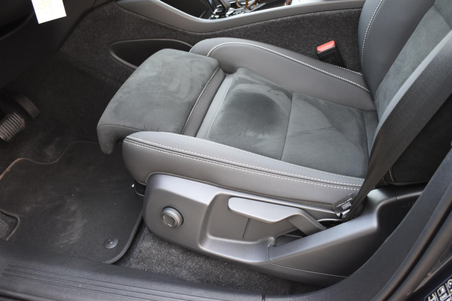 Volvo EX40 252PK Single Motor Extended Range 82 kWh Plus / Lounge Pakket / Extra getint glas / 360 Camera / 20'' velgen / Panoramadak / Zwart dak