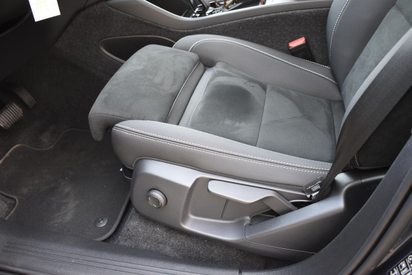 Volvo EX40 252PK Single Motor Extended Range 82 kWh Plus / Lounge Pakket / Extra getint glas / 360 Camera / 20'' velgen / Panoramadak / Zwart dak