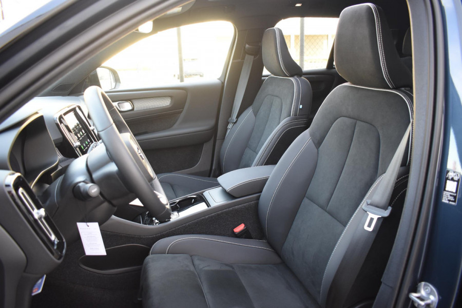 Volvo EX40 252PK Single Motor Extended Range 82 kWh Plus / Lounge Pakket / Extra getint glas / 360 Camera / 20'' velgen / Panoramadak / Zwart dak