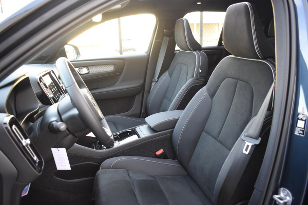 Volvo EX40 252PK Single Motor Extended Range 82 kWh Plus / Lounge Pakket / Extra getint glas / 360 Camera / 20'' velgen / Panoramadak / Zwart dak