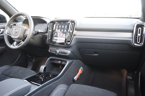 Volvo EX40 252PK Single Motor Extended Range 82 kWh Plus / Lounge Pakket / Extra getint glas / 360 Camera / 20'' velgen / Panoramadak / Zwart dak