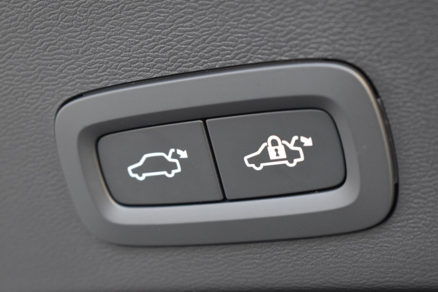 Volvo EX40 252PK Single Motor Extended Range 82 kWh Plus / Lounge Pakket / Extra getint glas / 360 Camera / 20'' velgen / Panoramadak / Zwart dak