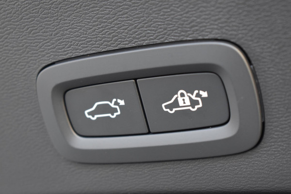 Volvo EX40 252PK Single Motor Extended Range 82 kWh Plus / Lounge Pakket / Extra getint glas / 360 Camera / 20'' velgen / Panoramadak / Zwart dak