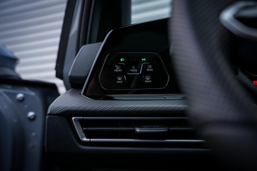 Volkswagen Golf 1.5 eTSI R-Line Business Panodak IQ Light Camera DAB+ ACC Navigatie Stoel-stuurverw. LPG Alcantara