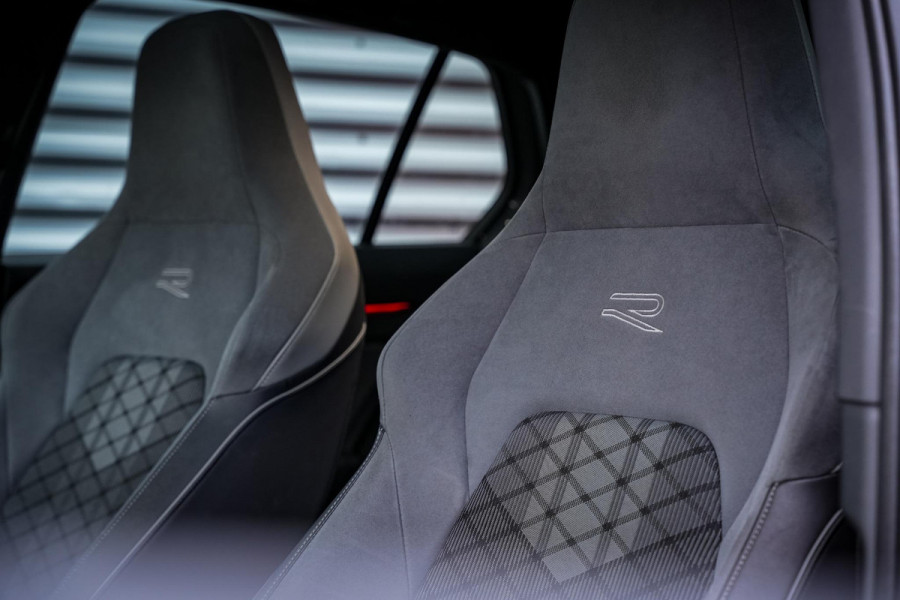 Volkswagen Golf 1.5 eTSI R-Line Business Panodak IQ Light Camera DAB+ ACC Navigatie Stoel-stuurverw. LPG Alcantara