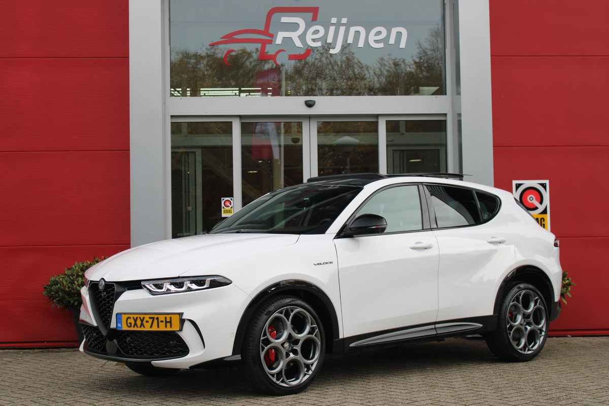 Alfa Romeo Tonale 1.5T 160PK Hybrid VELOCE | PANORAMISCH SCHUIF/KANTEL DAK | PREMIUM PACK: LEDEREN BEKLEDING/GEVENTILEERDE VOORSTOELEN/4-VOUDIG ELEKTRISCH VERSTELBARE LENDESTEUN VOORSTOELEN/HOOGGLANS ZWARTE RAAMOMLIJSTING/AMBIENT LIGHTING | TECHNOLOGY PACK: PARKEERWAARSCHUWING VOOR EN ACHTER/360° CAMERA/AUTOMATISCH INPARKEREN/ AUTONOMOUS DRIVING LEVEL 2: ADAPTIVE CRUISE CONTROL/LANE CENTERING ASSIST/TRAFFIC JAM ASSIST DODEHOEK DETECTIE AUTOMATISCH DIMMENDE BUITENSPIEGELS ELEKTRISCH BEDIENBARE ACHTERKLEP | WINTERPACK: STOELVERWARMING VOOR/STUURVERWARMING/VERWARMBARE RUITENSPROEIERS | HAR