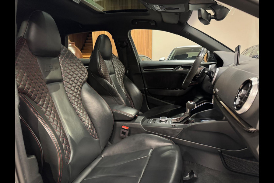 Audi RS3 Sportback 2.5 TFSI Quattro, Pano, Virtual, Apple Carplay, Black Pack, Cam, Blind Spot, Dynamisch, Dealer Onderhouden