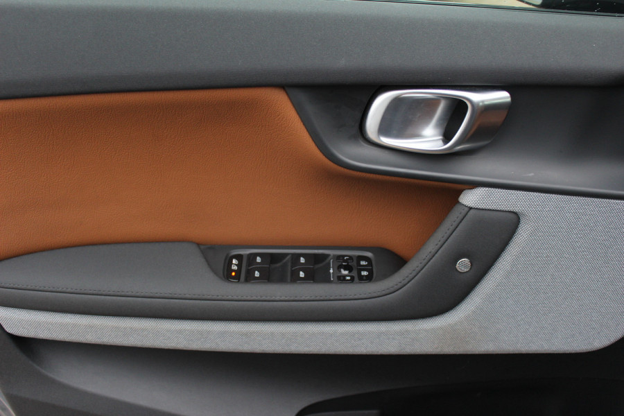 Polestar 2 Long Range Dual Motor Launch Edition 78kWh / Full option! / SoH 92.8% / Trekhaak / Panoramadak / 360Camera / Luxe Leder / Keyless / 19'' / Stuurverwarming / Navigatie / DAB / ACC / Virtual Cockpit