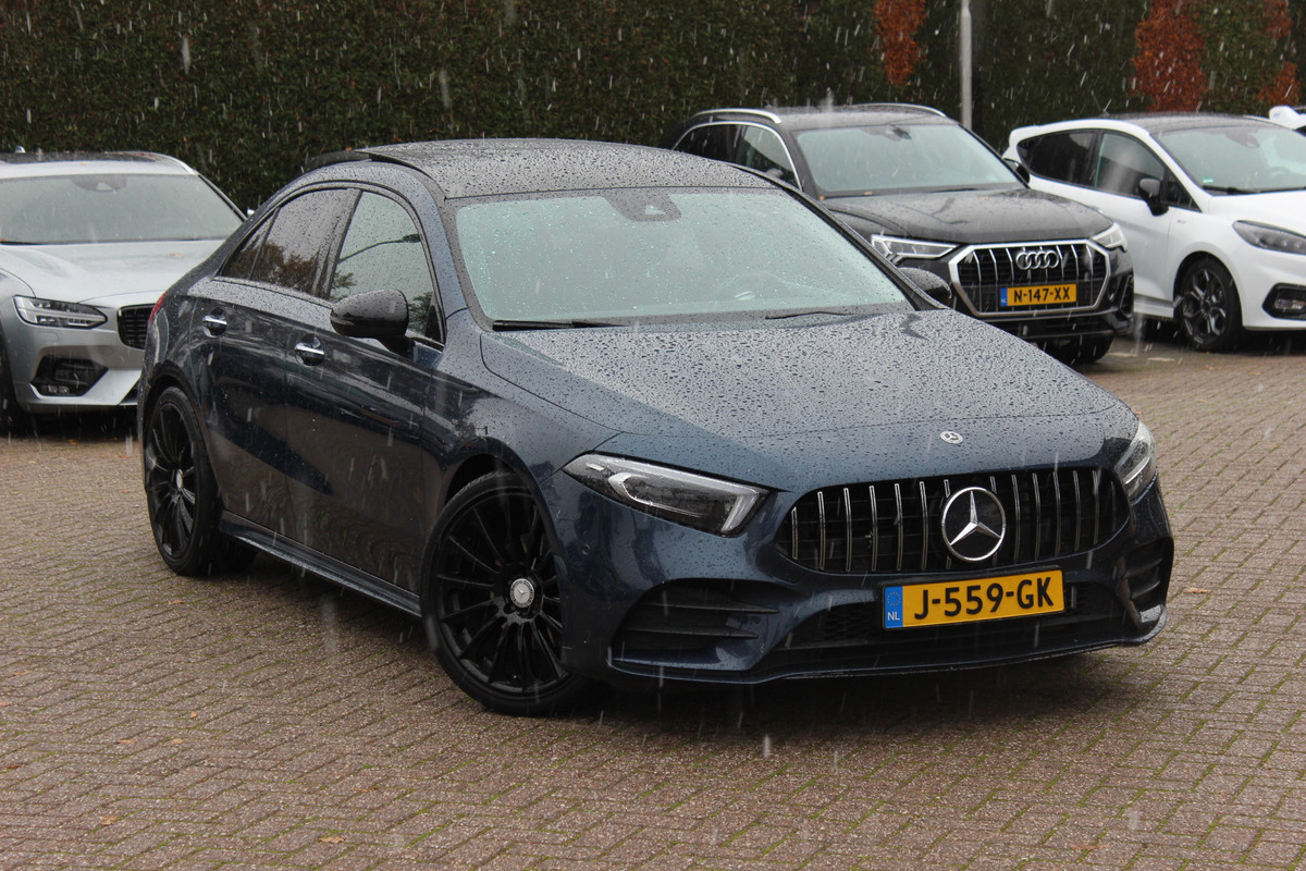 Mercedes-Benz A-Klasse 180 Premium Plus AMG / Panoramadak / Camera / Half leder / 19'' / Sfeerverlichting / Stoelverwarming / Cruise Control