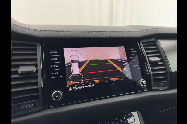 Škoda Kodiaq 1.5 TSI Sportline Business [ 7-Pers. ] (INCL-BTW) Aut. *LEATHER-MICROFIBRE | FULL-LED | ADAPTIVE-CRUISE | MEMORY-PACK | DIGI-COCKPIT | NAVI-FULLMAP | CAMERA | DAB+ | AMBIENT-LIGHT | KEYLESS | CARPLAY | PRIVACY-GLASS| TOWBAR | 20''