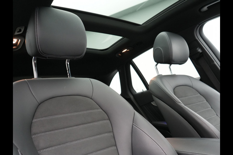 Mercedes-Benz GLC 300e 4MATIC AMG 320pk PHEV | Trekhaak Af Fabriek | Panodak | Adaptive Cruise | Camera | Alcantara Sportstoelen Memory & Verwarmd | Sfeerverlichting | Apple Carplay | Blis | Navigatie | DAB |
