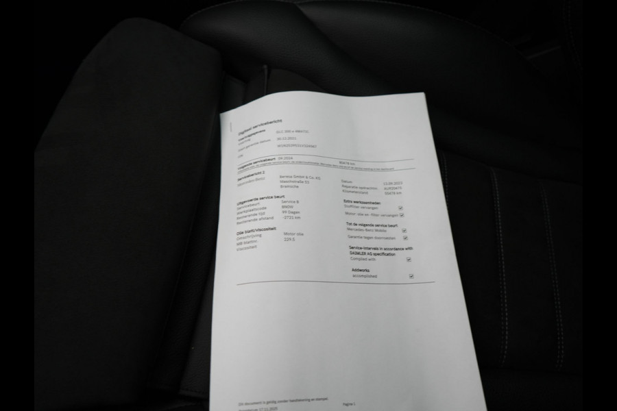 Mercedes-Benz GLC 300e 4MATIC AMG 320pk PHEV | Trekhaak Af Fabriek | Panodak | Adaptive Cruise | Camera | Alcantara Sportstoelen Memory & Verwarmd | Sfeerverlichting | Apple Carplay | Blis | Navigatie | DAB |
