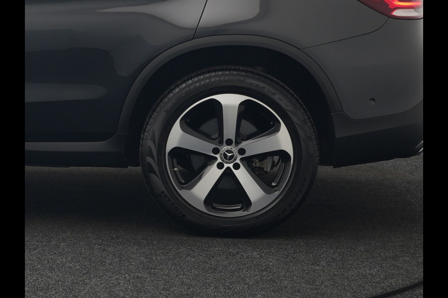 Mercedes-Benz GLC 300e 4MATIC AMG 320pk PHEV | Trekhaak Af Fabriek | Panodak | Adaptive Cruise | Camera | Alcantara Sportstoelen Memory & Verwarmd | Sfeerverlichting | Apple Carplay | Blis | Navigatie | DAB |