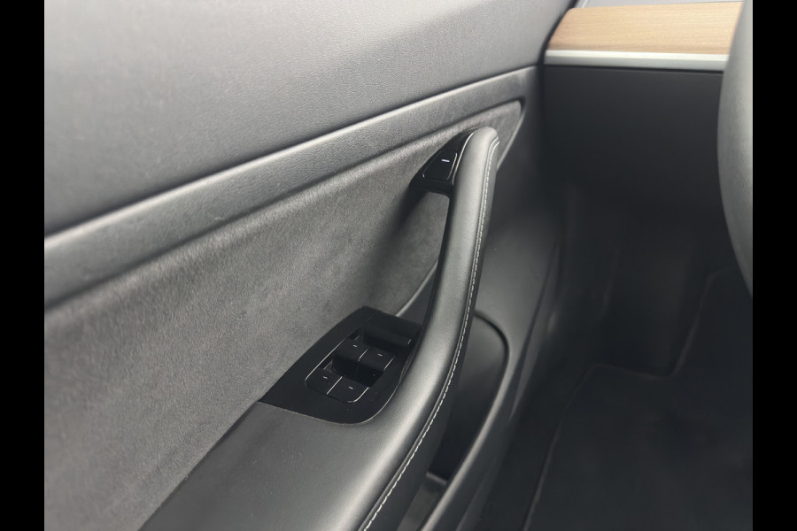 Tesla Model 3 Standard RWD Plus 60 kWh {SOH-99%} [ 3-Fase ] (INCL-BTW) Aut. *PANO | AUTO-PILOT | LUXURY-LEATHER | KEYLESS | FULL-LED | MEMORY-PACK | SURROUND-VIEW | DAB | CARPLAY | DIGI-COCKPIT | LANE-ASSIST | COMFORT-SEATS | TOWBAR | 19"ALU*