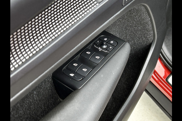 Volvo XC40 2.0 B4 R-Design (Goed OnderH, Camera, Navi, StoelV, Harman/ Kardon, PDC V+A, Etc)
