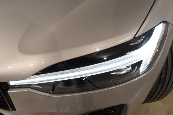 Volvo XC60 T6 350PK Automaat Plug-in hybrid AWD Plus Dark / Panoramadak / Harman Kardon / Luchtvering / 360 camera / Sport stoelen / 21'' velgen / NIEUWPRIJS EUR 81.500,-