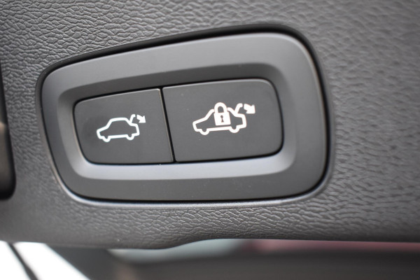 Volvo XC60 T6 350PK Automaat Plug-in hybrid AWD Plus Dark / Panoramadak / Harman Kardon / Luchtvering / 360 camera / Sport stoelen / 21'' velgen / NIEUWPRIJS EUR 81.500,-