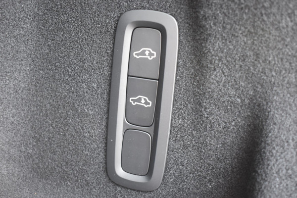 Volvo XC60 T6 350PK Automaat Plug-in hybrid AWD Plus Dark / Panoramadak / Harman Kardon / Luchtvering / 360 camera / Sport stoelen / 21'' velgen / NIEUWPRIJS EUR 81.500,-