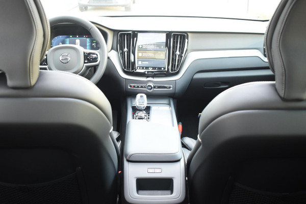Volvo XC60 T6 350PK Automaat Plug-in hybrid AWD Plus Dark / Panoramadak / Harman Kardon / Luchtvering / 360 camera / Sport stoelen / 21'' velgen / NIEUWPRIJS EUR 81.500,-