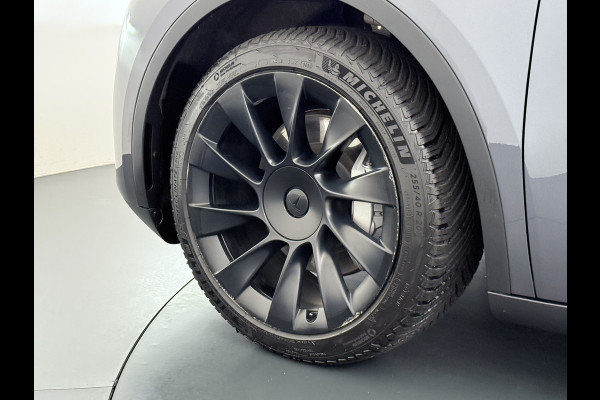 Tesla Model Y RWD 60kWh LFP-Accu S.O.H. 96% Trekhaak Warmtepomp Lmv 20" Ambient Interieur Verlichting Adap.Cruise Navi Ecc Camera's Panoramada Autopilot Stoel+Stuur+Achterbank Verwarming Elek.Achterklep Dodehoek detector Draadloze telefoonlader Origineel Nederlandse Auto 1.600KG Trekgewicht