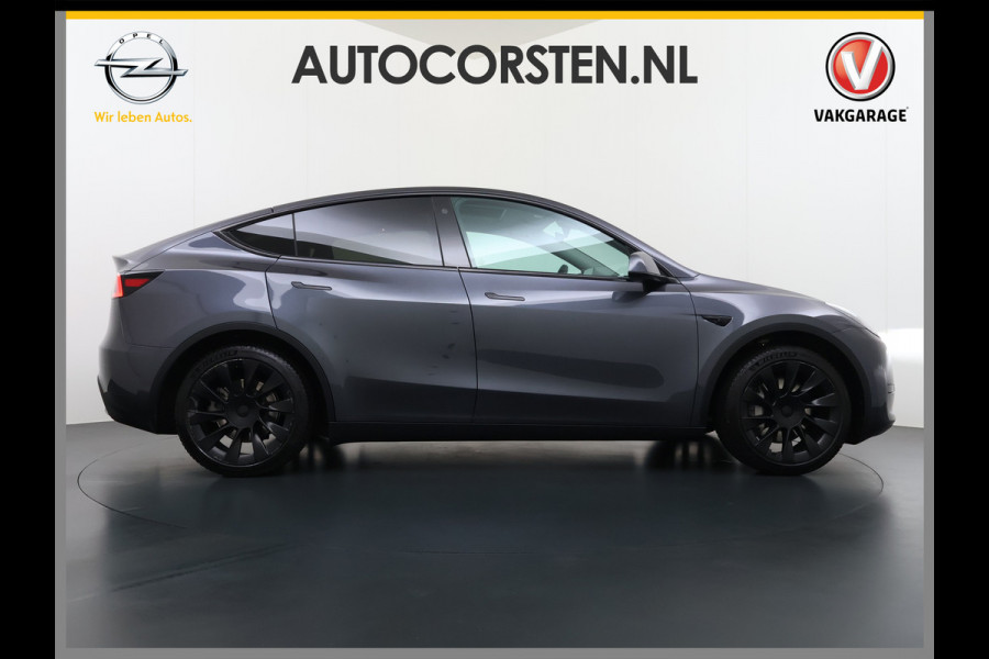 Tesla Model Y RWD 60kWh LFP-Accu S.O.H. 96% Trekhaak Warmtepomp Lmv 20" Ambient Interieur Verlichting Adap.Cruise Navi Ecc Camera's Panoramada Autopilot Stoel+Stuur+Achterbank Verwarming Elek.Achterklep Dodehoek detector Draadloze telefoonlader Origineel Nederlandse Auto 1.600KG Trekgewicht