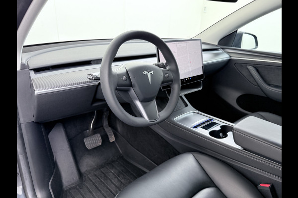 Tesla Model Y RWD 60kWh LFP-Accu S.O.H. 96% Trekhaak Warmtepomp Lmv 20" Ambient Interieur Verlichting Adap.Cruise Navi Ecc Camera's Panoramada Autopilot Stoel+Stuur+Achterbank Verwarming Elek.Achterklep Dodehoek detector Draadloze telefoonlader Origineel Nederlandse Auto 1.600KG Trekgewicht