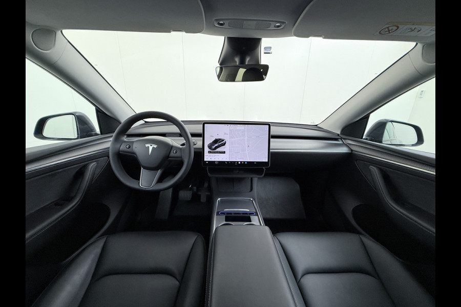 Tesla Model Y RWD 60kWh LFP-Accu S.O.H. 96% Trekhaak Warmtepomp Lmv 20" Ambient Interieur Verlichting Adap.Cruise Navi Ecc Camera's Panoramada Autopilot Stoel+Stuur+Achterbank Verwarming Elek.Achterklep Dodehoek detector Draadloze telefoonlader Origineel Nederlandse Auto 1.600KG Trekgewicht