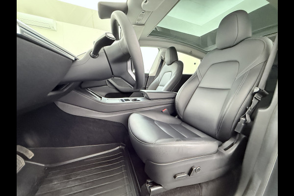 Tesla Model Y RWD 60kWh LFP-Accu S.O.H. 96% Trekhaak Warmtepomp Lmv 20" Ambient Interieur Verlichting Adap.Cruise Navi Ecc Camera's Panoramada Autopilot Stoel+Stuur+Achterbank Verwarming Elek.Achterklep Dodehoek detector Draadloze telefoonlader Origineel Nederlandse Auto 1.600KG Trekgewicht