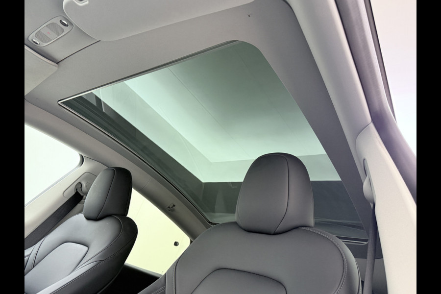 Tesla Model Y RWD 60kWh LFP-Accu S.O.H. 96% Trekhaak Warmtepomp Lmv 20" Ambient Interieur Verlichting Adap.Cruise Navi Ecc Camera's Panoramada Autopilot Stoel+Stuur+Achterbank Verwarming Elek.Achterklep Dodehoek detector Draadloze telefoonlader Origineel Nederlandse Auto 1.600KG Trekgewicht