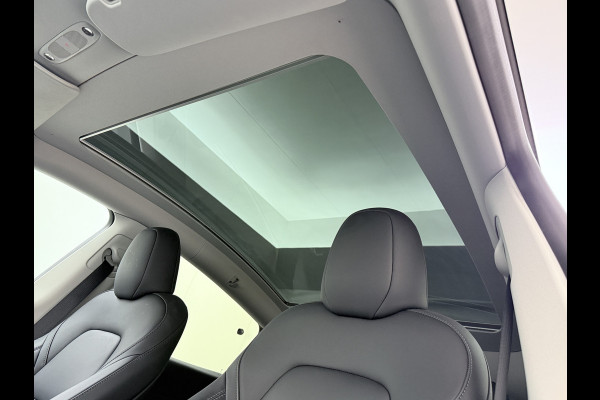 Tesla Model Y RWD 60kWh LFP-Accu S.O.H. 96% Trekhaak Warmtepomp Lmv 20" Ambient Interieur Verlichting Adap.Cruise Navi Ecc Camera's Panoramada Autopilot Stoel+Stuur+Achterbank Verwarming Elek.Achterklep Dodehoek detector Draadloze telefoonlader Origineel Nederlandse Auto 1.600KG Trekgewicht
