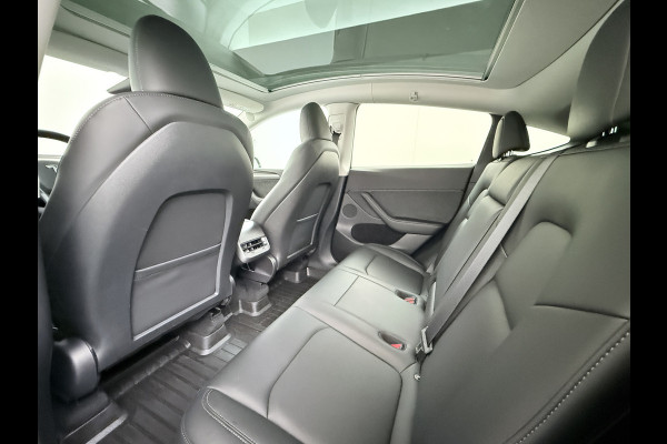 Tesla Model Y RWD 60kWh LFP-Accu S.O.H. 96% Trekhaak Warmtepomp Lmv 20" Ambient Interieur Verlichting Adap.Cruise Navi Ecc Camera's Panoramada Autopilot Stoel+Stuur+Achterbank Verwarming Elek.Achterklep Dodehoek detector Draadloze telefoonlader Origineel Nederlandse Auto 1.600KG Trekgewicht