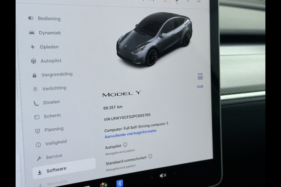 Tesla Model Y RWD 60kWh LFP-Accu S.O.H. 96% Trekhaak Warmtepomp Lmv 20" Ambient Interieur Verlichting Adap.Cruise Navi Ecc Camera's Panoramada Autopilot Stoel+Stuur+Achterbank Verwarming Elek.Achterklep Dodehoek detector Draadloze telefoonlader Origineel Nederlandse Auto 1.600KG Trekgewicht