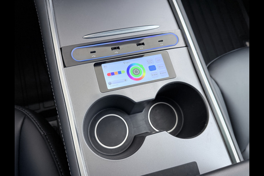 Tesla Model Y RWD 60kWh LFP-Accu S.O.H. 96% Trekhaak Warmtepomp Lmv 20" Ambient Interieur Verlichting Adap.Cruise Navi Ecc Camera's Panoramada Autopilot Stoel+Stuur+Achterbank Verwarming Elek.Achterklep Dodehoek detector Draadloze telefoonlader Origineel Nederlandse Auto 1.600KG Trekgewicht