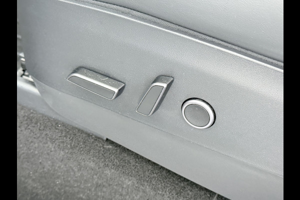 Tesla Model Y RWD 60kWh LFP-Accu S.O.H. 96% Trekhaak Warmtepomp Lmv 20" Ambient Interieur Verlichting Adap.Cruise Navi Ecc Camera's Panoramada Autopilot Stoel+Stuur+Achterbank Verwarming Elek.Achterklep Dodehoek detector Draadloze telefoonlader Origineel Nederlandse Auto 1.600KG Trekgewicht