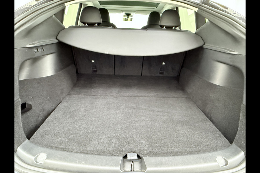 Tesla Model Y RWD 60kWh LFP-Accu S.O.H. 96% Trekhaak Warmtepomp Lmv 20" Ambient Interieur Verlichting Adap.Cruise Navi Ecc Camera's Panoramada Autopilot Stoel+Stuur+Achterbank Verwarming Elek.Achterklep Dodehoek detector Draadloze telefoonlader Origineel Nederlandse Auto 1.600KG Trekgewicht