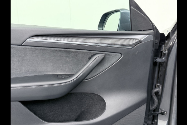 Tesla Model Y RWD 60kWh LFP-Accu S.O.H. 96% Trekhaak Warmtepomp Lmv 20" Ambient Interieur Verlichting Adap.Cruise Navi Ecc Camera's Panoramada Autopilot Stoel+Stuur+Achterbank Verwarming Elek.Achterklep Dodehoek detector Draadloze telefoonlader Origineel Nederlandse Auto 1.600KG Trekgewicht