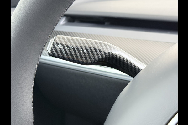 Tesla Model Y RWD 60kWh LFP-Accu S.O.H. 96% Trekhaak Warmtepomp Lmv 20" Ambient Interieur Verlichting Adap.Cruise Navi Ecc Camera's Panoramada Autopilot Stoel+Stuur+Achterbank Verwarming Elek.Achterklep Dodehoek detector Draadloze telefoonlader Origineel Nederlandse Auto 1.600KG Trekgewicht