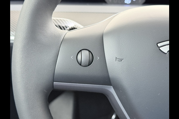 Tesla Model Y RWD 60kWh LFP-Accu S.O.H. 96% Trekhaak Warmtepomp Lmv 20" Ambient Interieur Verlichting Adap.Cruise Navi Ecc Camera's Panoramada Autopilot Stoel+Stuur+Achterbank Verwarming Elek.Achterklep Dodehoek detector Draadloze telefoonlader Origineel Nederlandse Auto 1.600KG Trekgewicht
