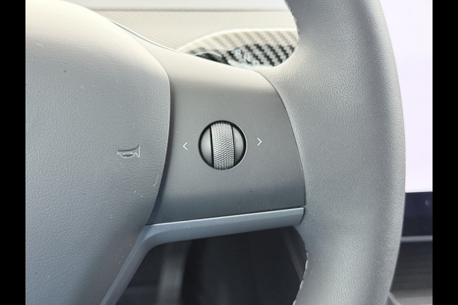 Tesla Model Y RWD 60kWh LFP-Accu S.O.H. 96% Trekhaak Warmtepomp Lmv 20" Ambient Interieur Verlichting Adap.Cruise Navi Ecc Camera's Panoramada Autopilot Stoel+Stuur+Achterbank Verwarming Elek.Achterklep Dodehoek detector Draadloze telefoonlader Origineel Nederlandse Auto 1.600KG Trekgewicht