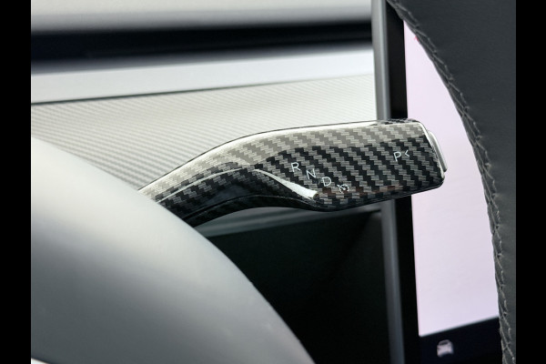 Tesla Model Y RWD 60kWh LFP-Accu S.O.H. 96% Trekhaak Warmtepomp Lmv 20" Ambient Interieur Verlichting Adap.Cruise Navi Ecc Camera's Panoramada Autopilot Stoel+Stuur+Achterbank Verwarming Elek.Achterklep Dodehoek detector Draadloze telefoonlader Origineel Nederlandse Auto 1.600KG Trekgewicht