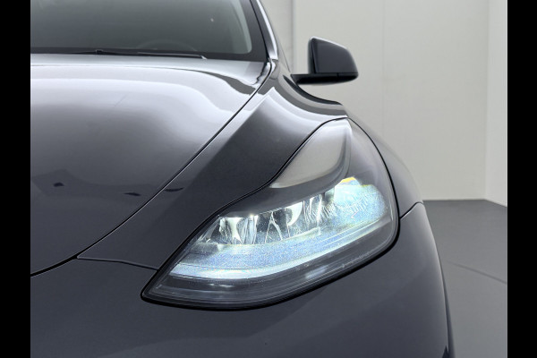 Tesla Model Y RWD 60kWh LFP-Accu S.O.H. 96% Trekhaak Warmtepomp Lmv 20" Ambient Interieur Verlichting Adap.Cruise Navi Ecc Camera's Panoramada Autopilot Stoel+Stuur+Achterbank Verwarming Elek.Achterklep Dodehoek detector Draadloze telefoonlader Origineel Nederlandse Auto 1.600KG Trekgewicht