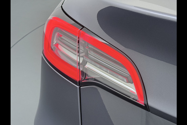 Tesla Model Y RWD 60kWh LFP-Accu S.O.H. 96% Trekhaak Warmtepomp Lmv 20" Ambient Interieur Verlichting Adap.Cruise Navi Ecc Camera's Panoramada Autopilot Stoel+Stuur+Achterbank Verwarming Elek.Achterklep Dodehoek detector Draadloze telefoonlader Origineel Nederlandse Auto 1.600KG Trekgewicht