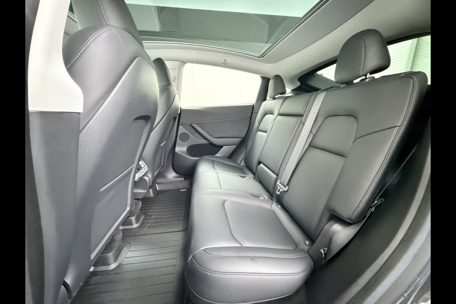 Tesla Model Y RWD 60kWh LFP-Accu S.O.H. 96% Trekhaak Warmtepomp Lmv 20" Ambient Interieur Verlichting Adap.Cruise Navi Ecc Camera's Panoramada Autopilot Stoel+Stuur+Achterbank Verwarming Elek.Achterklep Dodehoek detector Draadloze telefoonlader Origineel Nederlandse Auto 1.600KG Trekgewicht