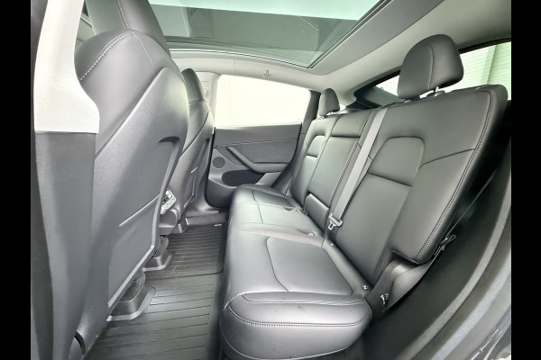 Tesla Model Y RWD 60kWh LFP-Accu S.O.H. 96% Trekhaak Warmtepomp Lmv 20" Ambient Interieur Verlichting Adap.Cruise Navi Ecc Camera's Panoramada Autopilot Stoel+Stuur+Achterbank Verwarming Elek.Achterklep Dodehoek detector Draadloze telefoonlader Origineel Nederlandse Auto 1.600KG Trekgewicht