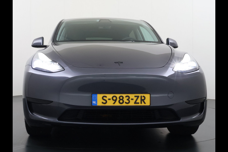 Tesla Model Y RWD 60kWh LFP-Accu S.O.H. 96% Trekhaak Warmtepomp Lmv 20" Ambient Interieur Verlichting Adap.Cruise Navi Ecc Camera's Panoramada Autopilot Stoel+Stuur+Achterbank Verwarming Elek.Achterklep Dodehoek detector Draadloze telefoonlader Origineel Nederlandse Auto 1.600KG Trekgewicht