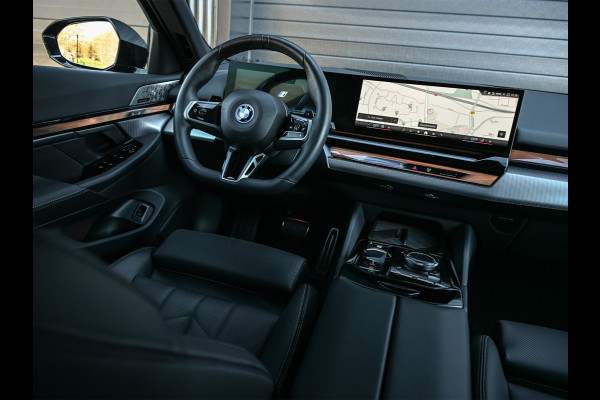 BMW 5 Serie Touring 530e XDRIVE | SHADOW LINE | M-SPORT | COMFORT ACCESS | BOWERS & WILKINS | STUUR- EN STOELVERWARMING | ICONIC GRILL | ACT
