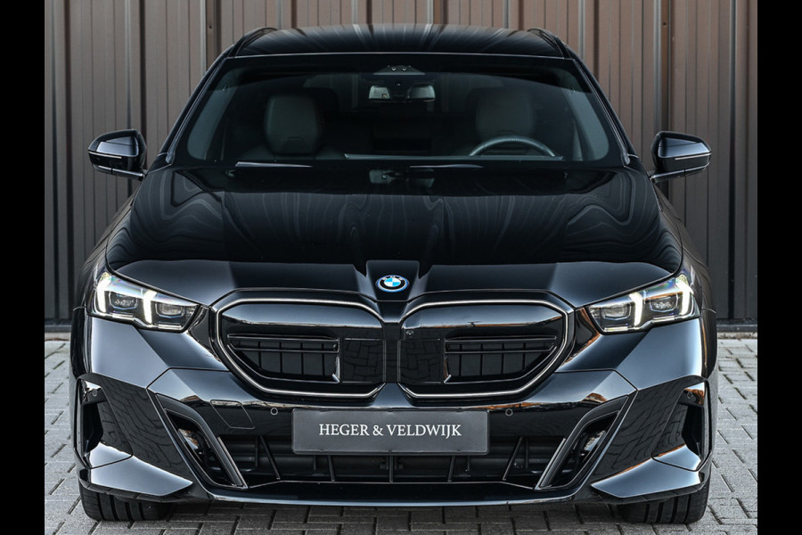 BMW 5 Serie Touring 530e XDRIVE | SHADOW LINE | M-SPORT | COMFORT ACCESS | BOWERS & WILKINS | STUUR- EN STOELVERWARMING | ICONIC GRILL | ACT