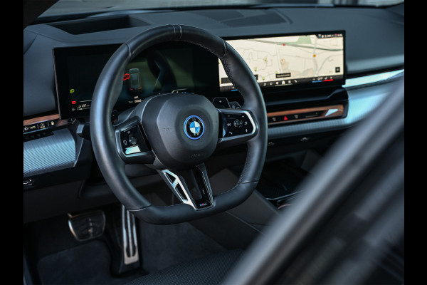 BMW 5 Serie Touring 530e XDRIVE | SHADOW LINE | M-SPORT | COMFORT ACCESS | BOWERS & WILKINS | STUUR- EN STOELVERWARMING | ICONIC GRILL | ACT
