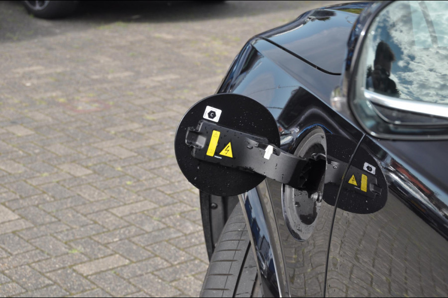 Volvo XC90 T8 455PK Long range Recharge AWD Ultimate Bright Google infotaiment/ Adaptieve cruise control/ Bowers en Wilkins/ Panoramadak/ Luchtvering/ 22” velgen/ BLIS/ Trekhaak/ Stoel en stuurwielverwarming/ Parkeersensoren met 360 Camera/ Elektrische stoelen met geheugen/ Apple carplay/ Keyless entry/ Head up display